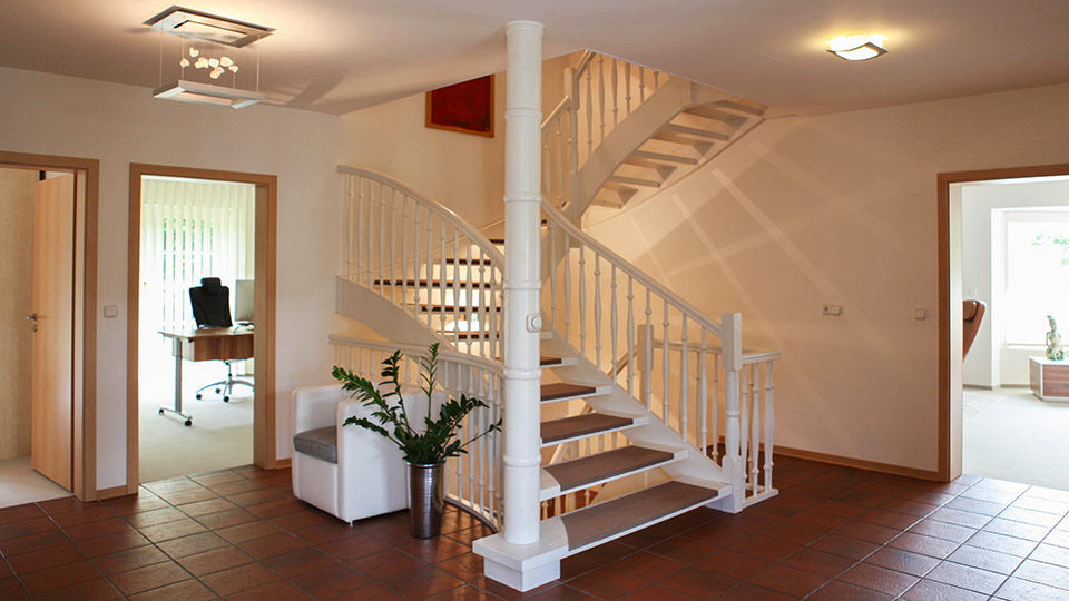 Eingangsbereich - Treppe - Sessel - Kunst - Licht