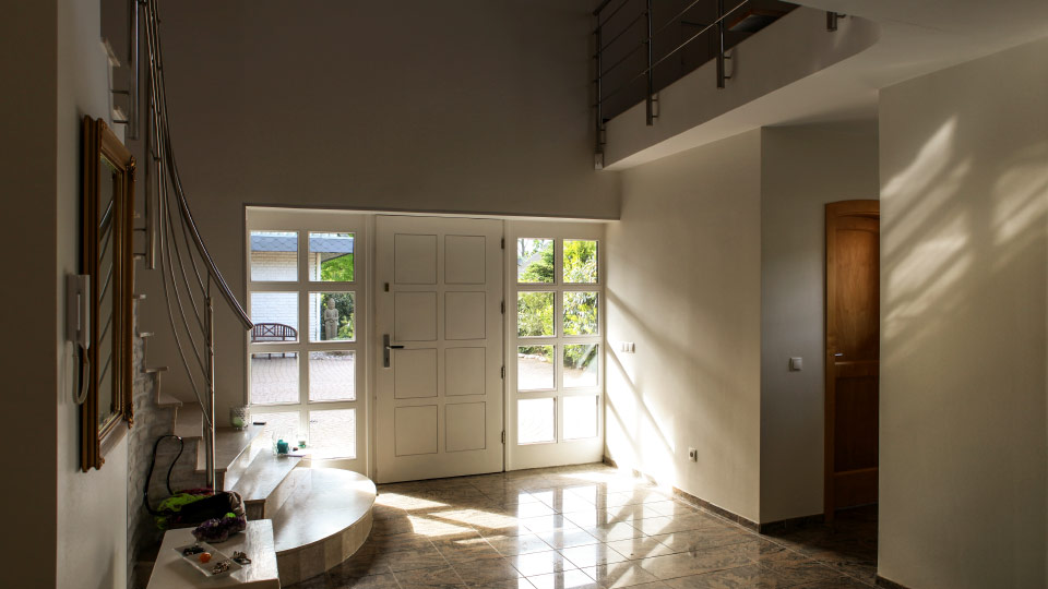 Eingangstür - Treppe - Fenster - Licht - Galerie