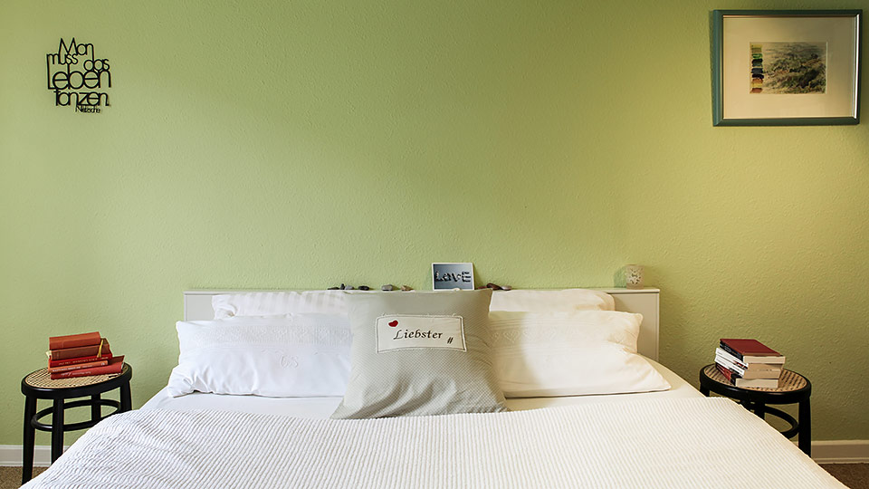 Schlafzimmer - Bett - Grün - Kissen