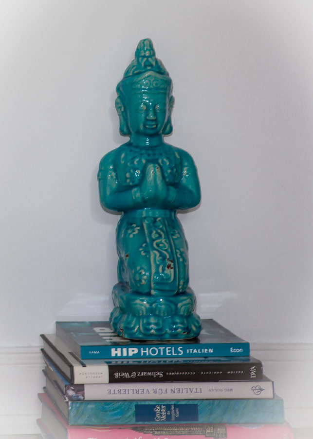Wohnzimmer - Leseecke - Bücher - Buddha